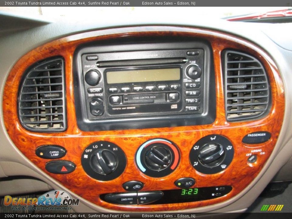 Controls of 2002 Toyota Tundra Limited Access Cab 4x4 Photo #21