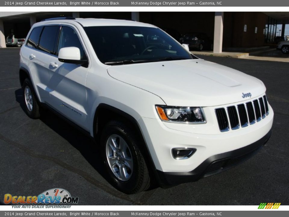 Front 3/4 View of 2014 Jeep Grand Cherokee Laredo Photo #1