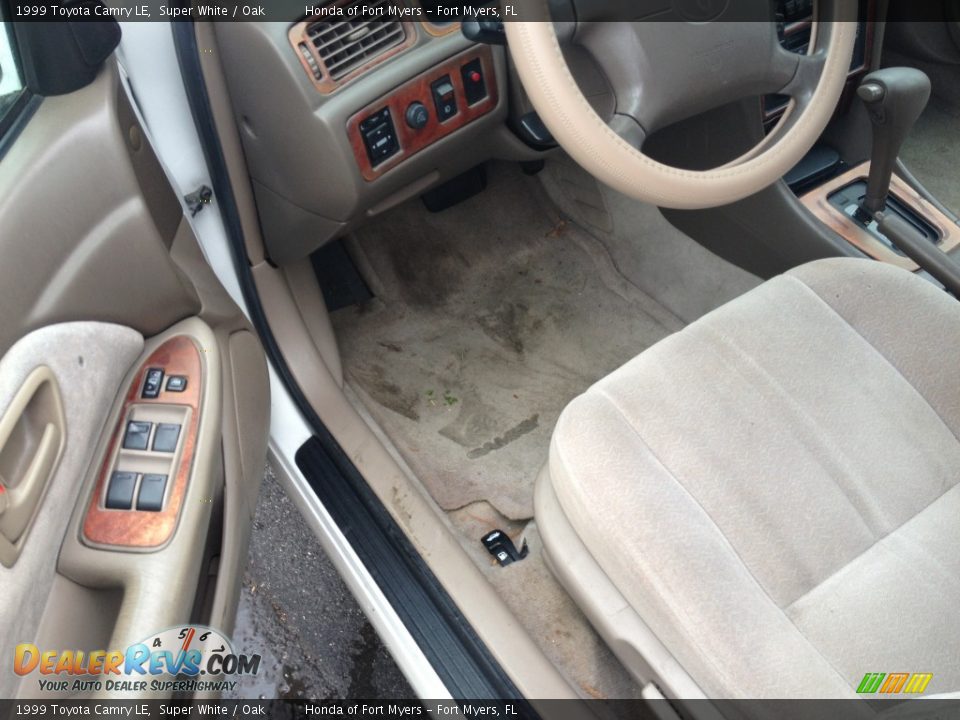 1999 Toyota Camry LE Super White / Oak Photo #10
