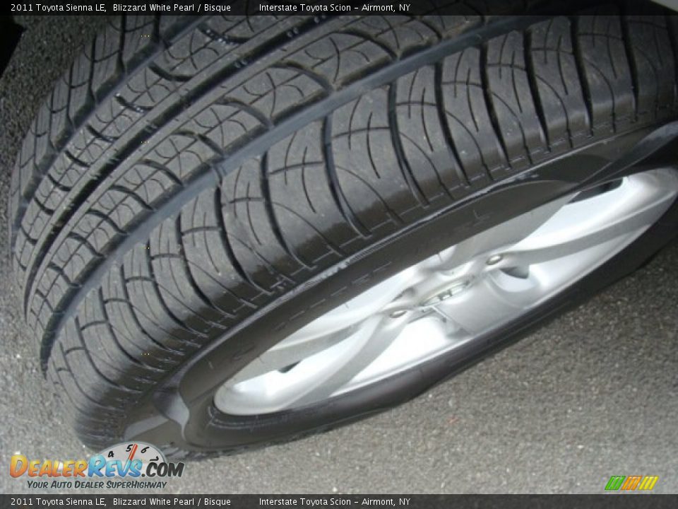 2011 Toyota Sienna LE Blizzard White Pearl / Bisque Photo #24