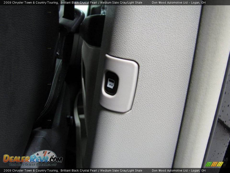 2009 Chrysler Town & Country Touring Brilliant Black Crystal Pearl / Medium Slate Gray/Light Shale Photo #14
