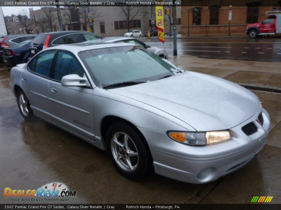 Front 3/4 View of 2002 Pontiac Grand Prix GT Sedan Photo #3