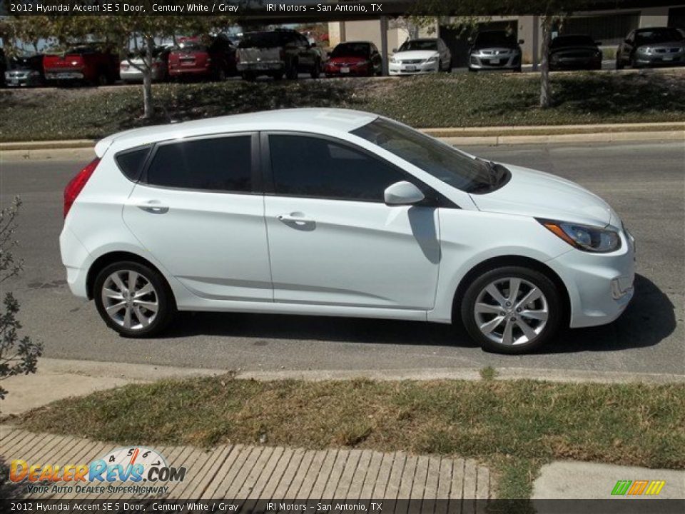 2012 Hyundai Accent SE 5 Door Century White / Gray Photo #5
