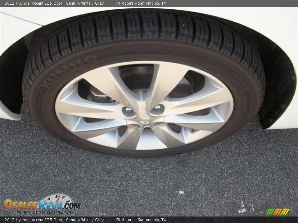 2012 Hyundai Accent SE 5 Door Century White / Gray Photo #11
