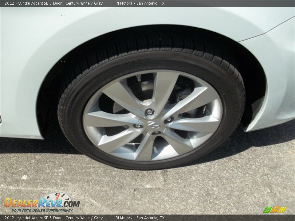 2012 Hyundai Accent SE 5 Door Century White / Gray Photo #25
