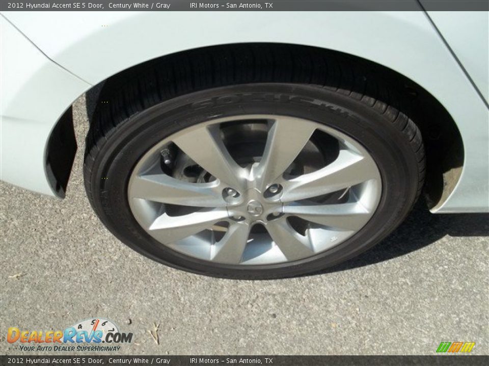 2012 Hyundai Accent SE 5 Door Century White / Gray Photo #26
