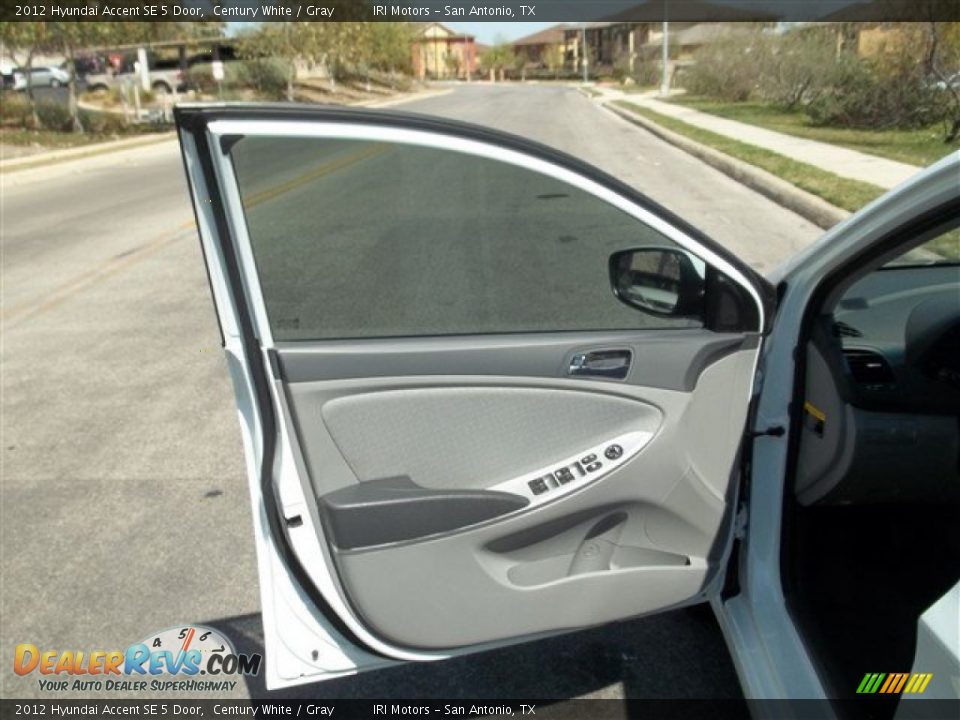 2012 Hyundai Accent SE 5 Door Century White / Gray Photo #30