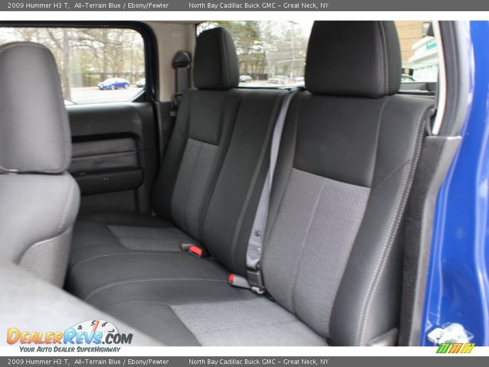Rear Seat of 2009 Hummer H3 T Photo #17