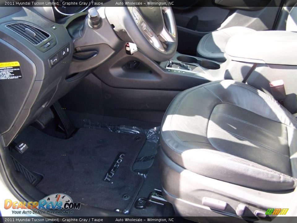 2011 Hyundai Tucson Limited Graphite Gray / Taupe Photo #11