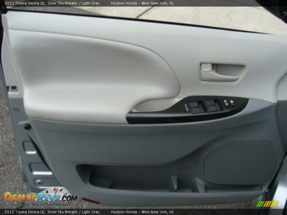 2011 Toyota Sienna LE Silver Sky Metallic / Light Gray Photo #6