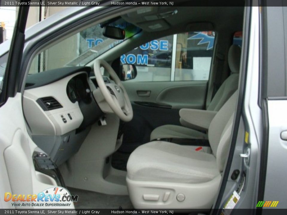 2011 Toyota Sienna LE Silver Sky Metallic / Light Gray Photo #7