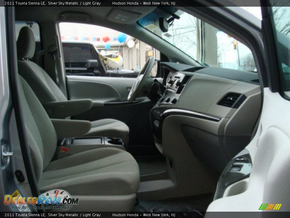 2011 Toyota Sienna LE Silver Sky Metallic / Light Gray Photo #8