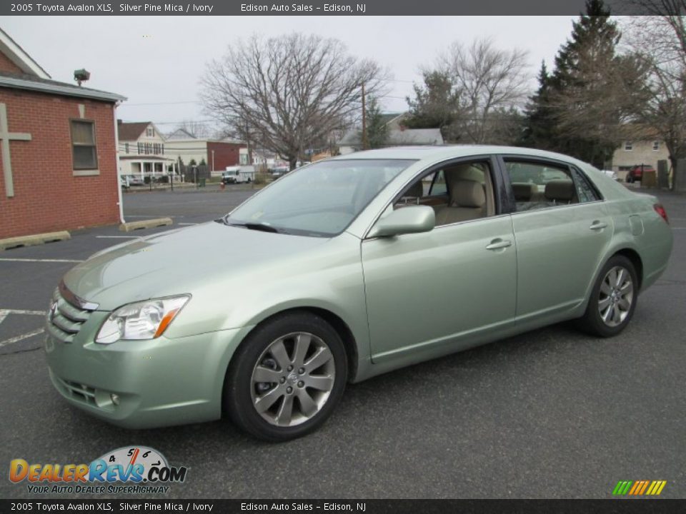 Front 3/4 View of 2005 Toyota Avalon XLS Photo #1