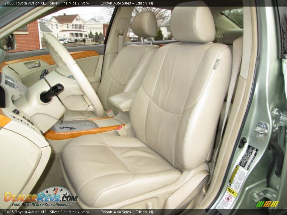 Front Seat of 2005 Toyota Avalon XLS Photo #13