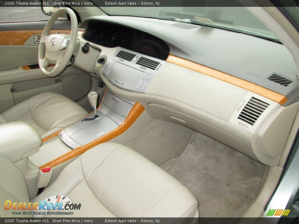 Dashboard of 2005 Toyota Avalon XLS Photo #16