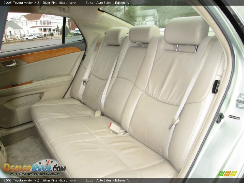 Rear Seat of 2005 Toyota Avalon XLS Photo #17