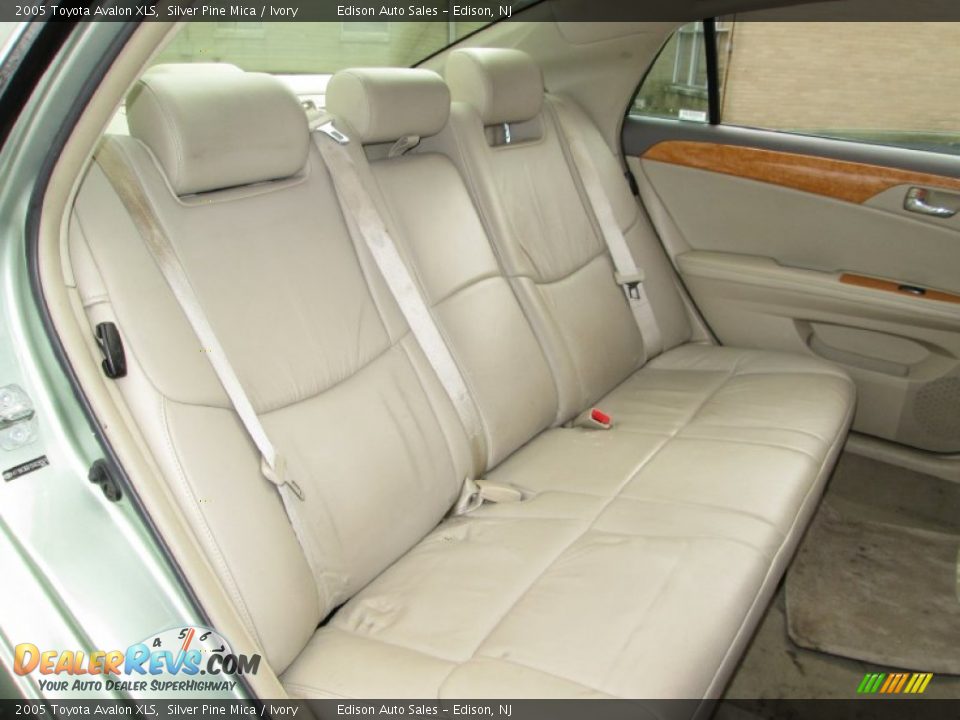Rear Seat of 2005 Toyota Avalon XLS Photo #18