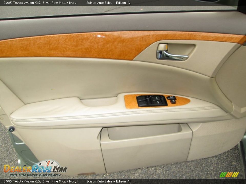 Door Panel of 2005 Toyota Avalon XLS Photo #27