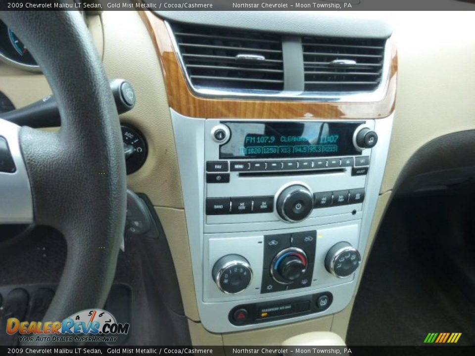 Controls of 2009 Chevrolet Malibu LT Sedan Photo #18