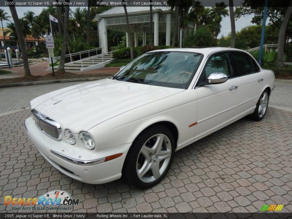 Front 3/4 View of 2005 Jaguar XJ Super V8 Photo #1
