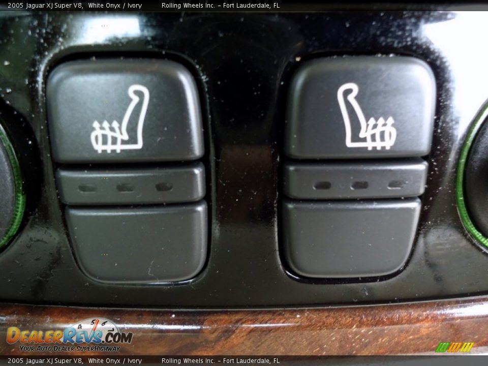 Controls of 2005 Jaguar XJ Super V8 Photo #4
