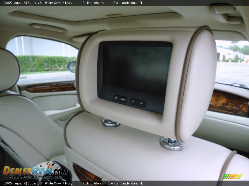 Entertainment System of 2005 Jaguar XJ Super V8 Photo #13