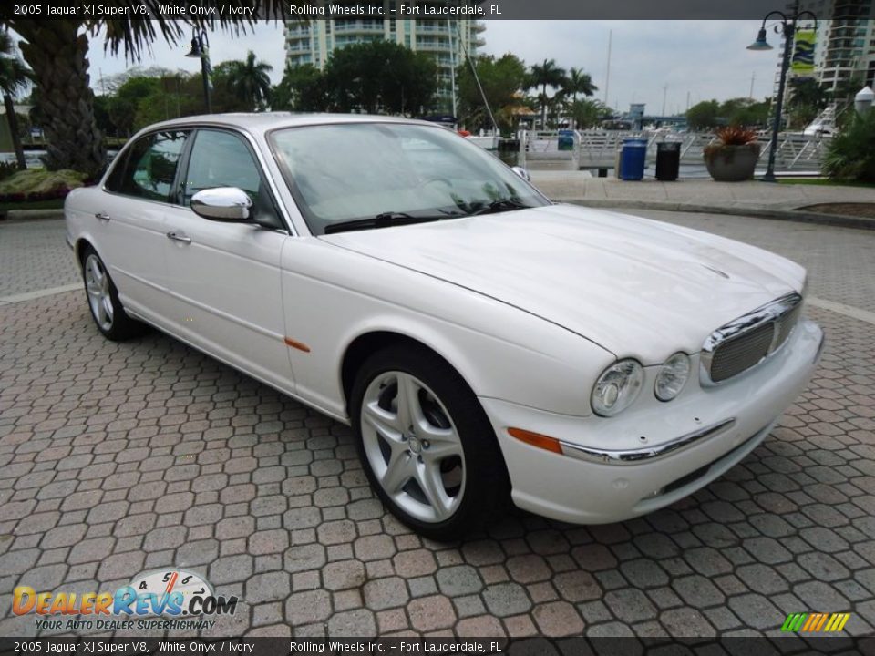 Front 3/4 View of 2005 Jaguar XJ Super V8 Photo #14
