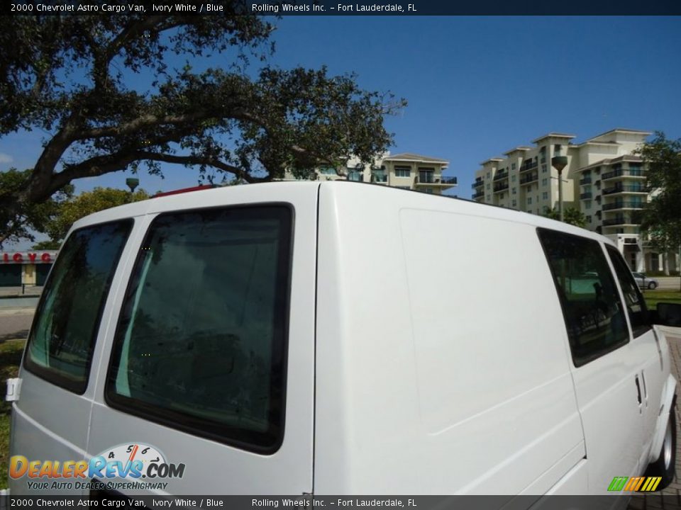 2000 Chevrolet Astro Cargo Van Ivory White / Blue Photo #15