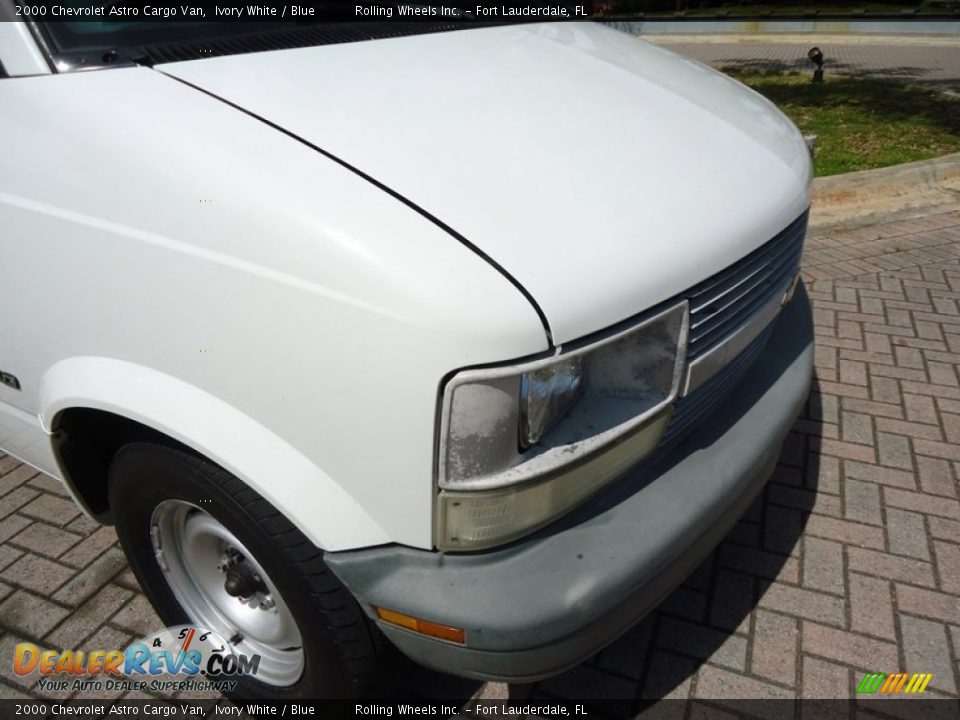 2000 Chevrolet Astro Cargo Van Ivory White / Blue Photo #27