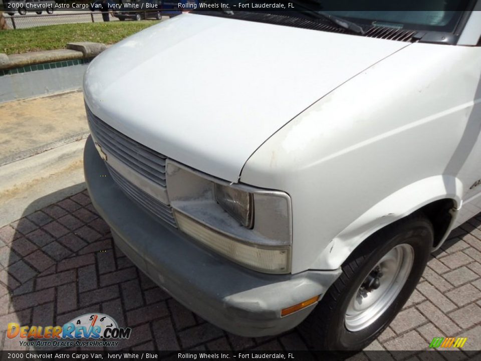2000 Chevrolet Astro Cargo Van Ivory White / Blue Photo #32