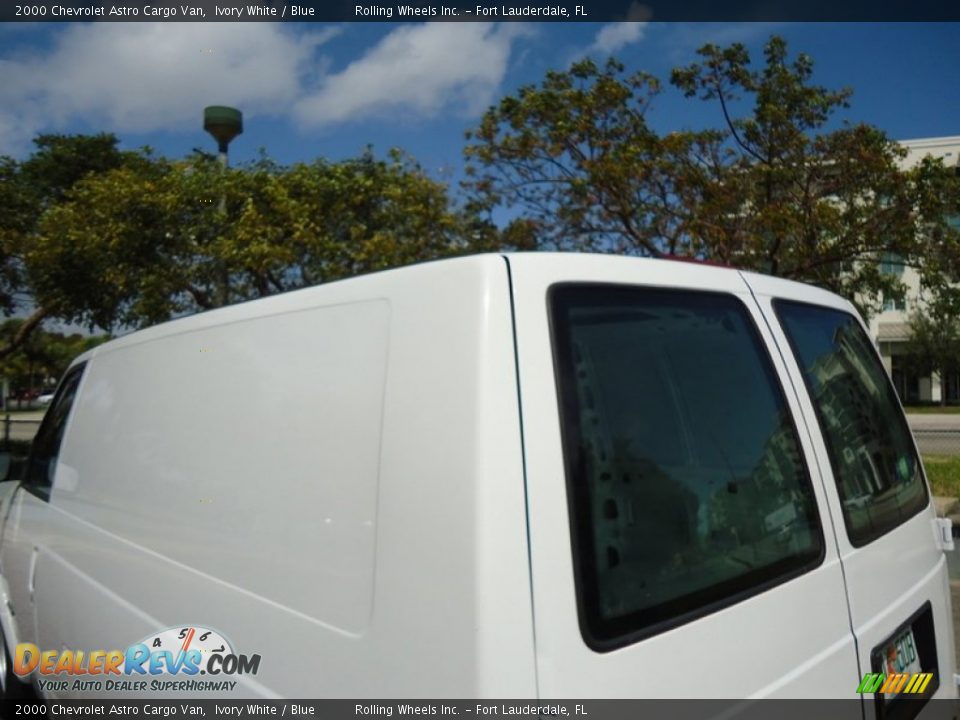 2000 Chevrolet Astro Cargo Van Ivory White / Blue Photo #34