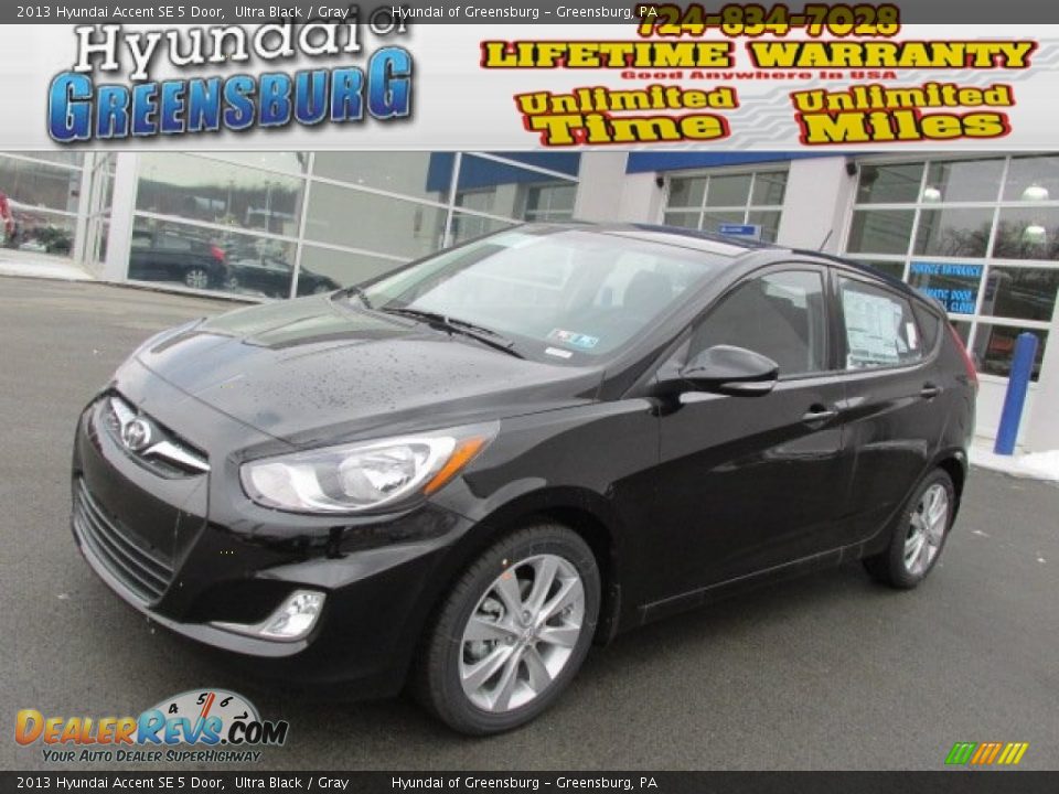 2013 Hyundai Accent SE 5 Door Ultra Black / Gray Photo #1