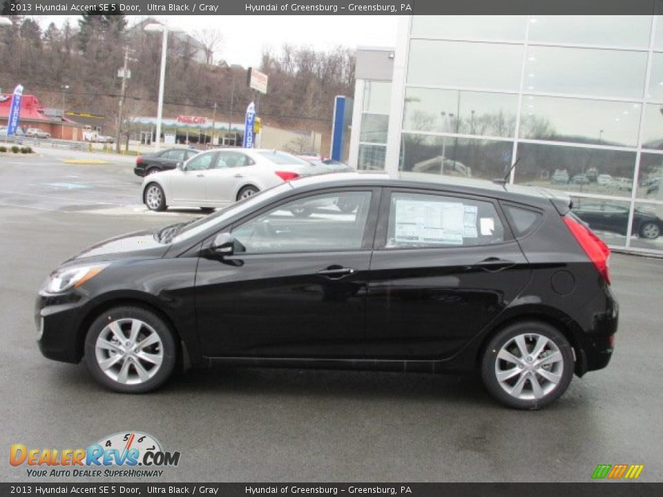 2013 Hyundai Accent SE 5 Door Ultra Black / Gray Photo #2