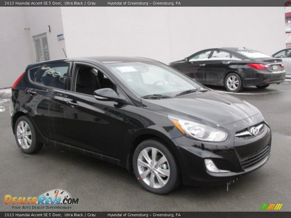 Front 3/4 View of 2013 Hyundai Accent SE 5 Door Photo #3