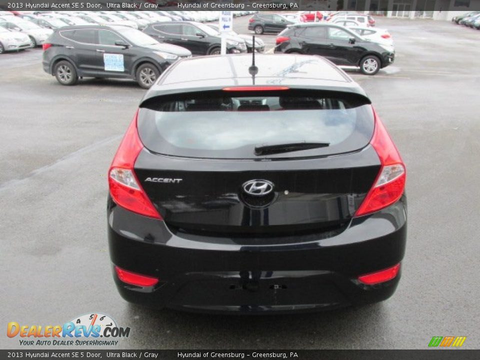 2013 Hyundai Accent SE 5 Door Ultra Black / Gray Photo #4