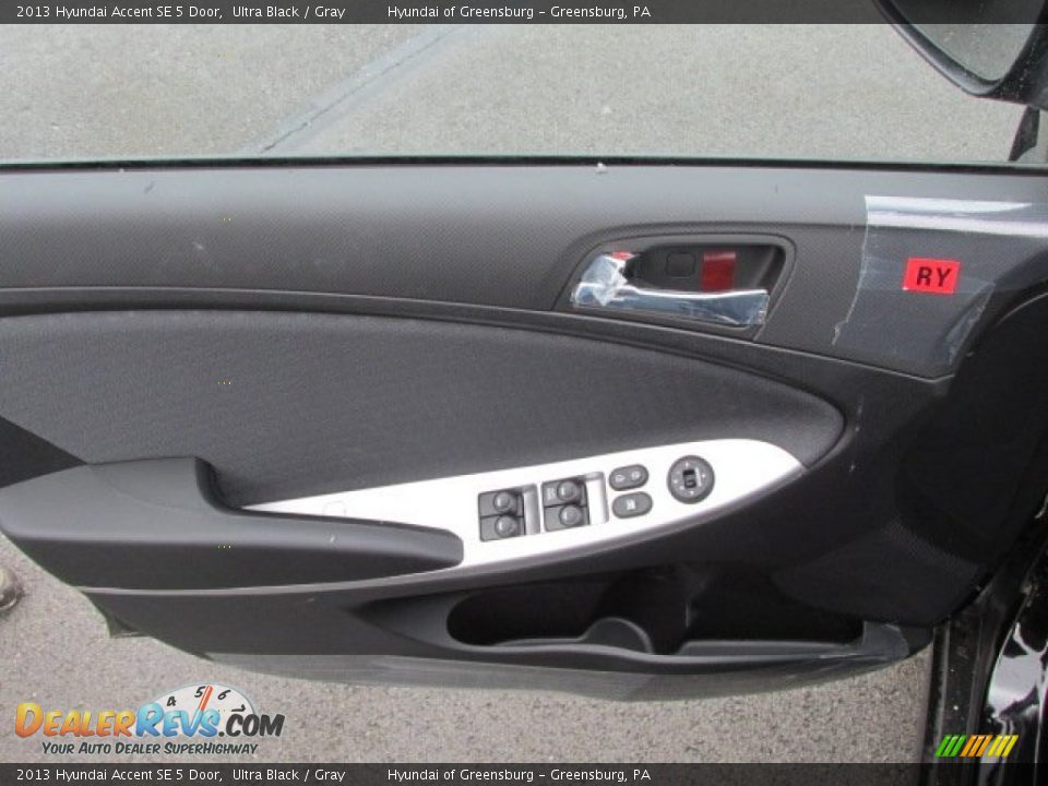 2013 Hyundai Accent SE 5 Door Ultra Black / Gray Photo #5