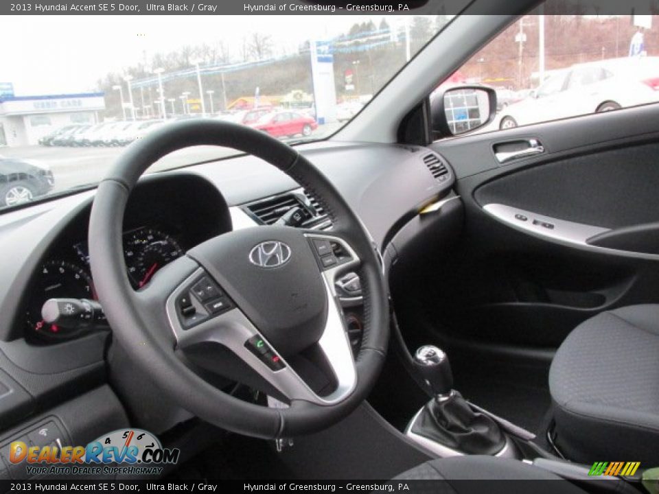 2013 Hyundai Accent SE 5 Door Ultra Black / Gray Photo #6