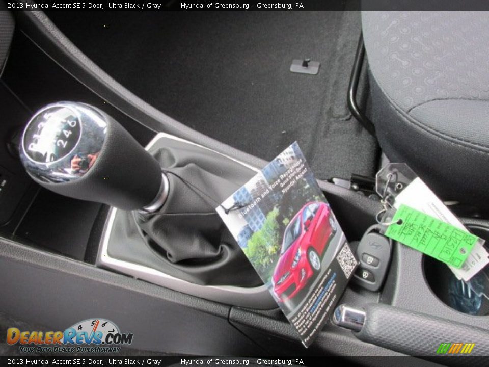 2013 Hyundai Accent SE 5 Door Ultra Black / Gray Photo #9