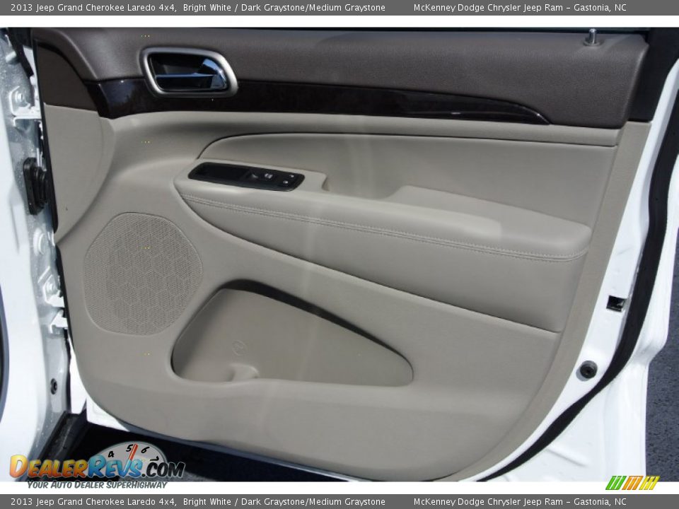 2013 Jeep Grand Cherokee Laredo 4x4 Bright White / Dark Graystone/Medium Graystone Photo #17