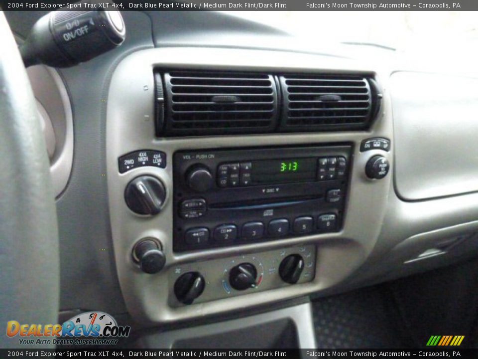 Controls of 2004 Ford Explorer Sport Trac XLT 4x4 Photo #23