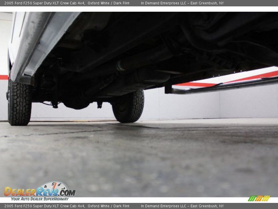2005 Ford F250 Super Duty XLT Crew Cab 4x4 Oxford White / Dark Flint Photo #25