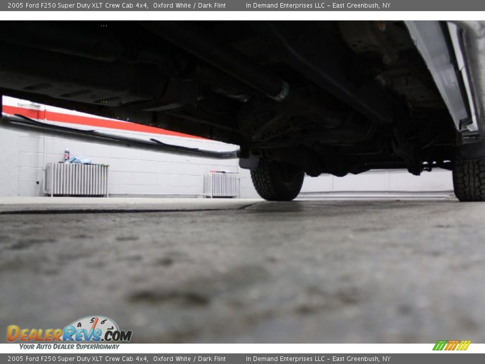 2005 Ford F250 Super Duty XLT Crew Cab 4x4 Oxford White / Dark Flint Photo #26