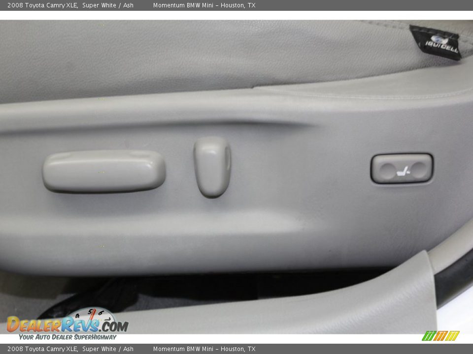 2008 Toyota Camry XLE Super White / Ash Photo #17