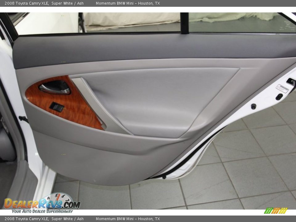 2008 Toyota Camry XLE Super White / Ash Photo #32