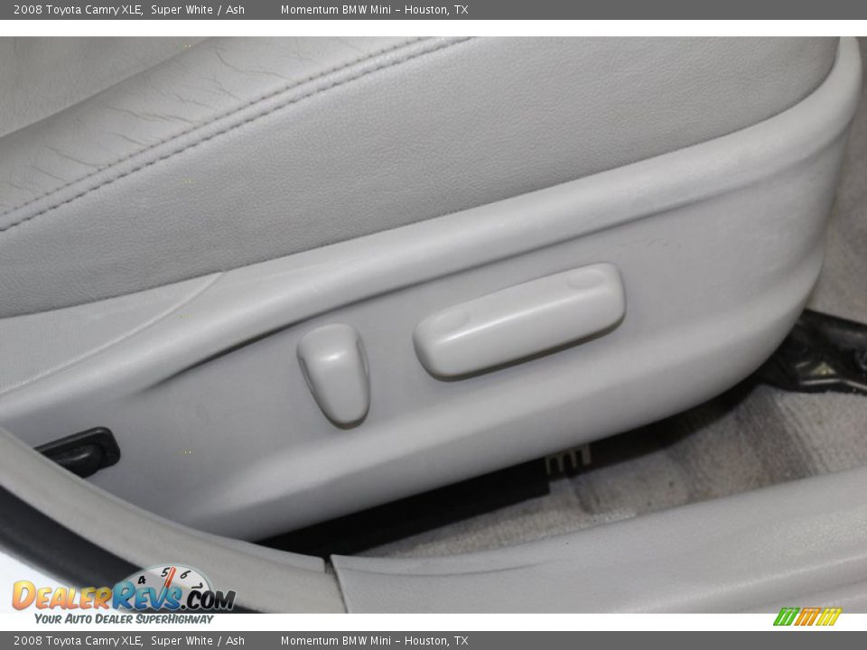2008 Toyota Camry XLE Super White / Ash Photo #35