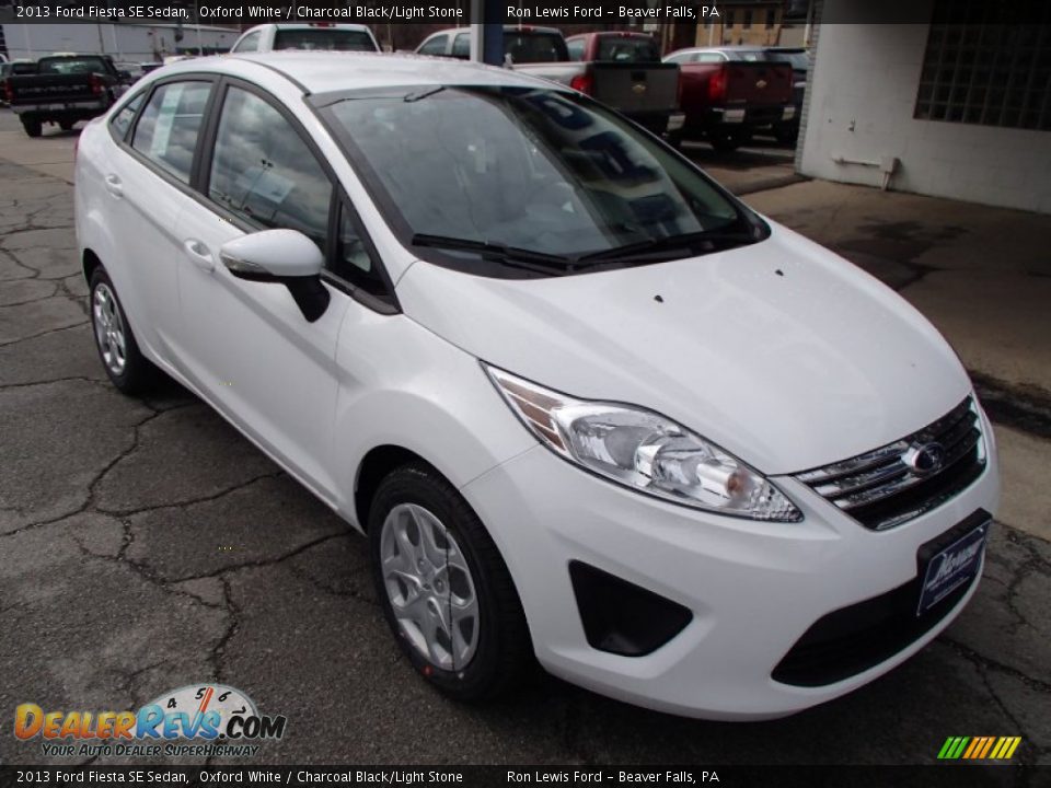 2013 Ford Fiesta SE Sedan Oxford White / Charcoal Black/Light Stone Photo #2