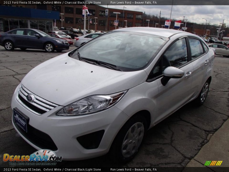 2013 Ford Fiesta SE Sedan Oxford White / Charcoal Black/Light Stone Photo #4