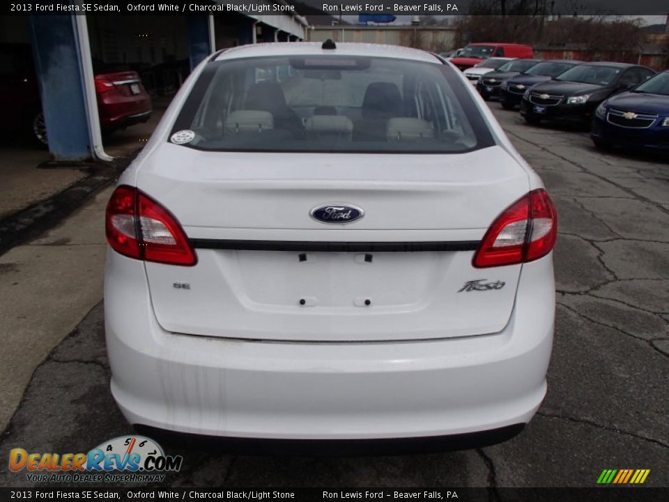 2013 Ford Fiesta SE Sedan Oxford White / Charcoal Black/Light Stone Photo #7