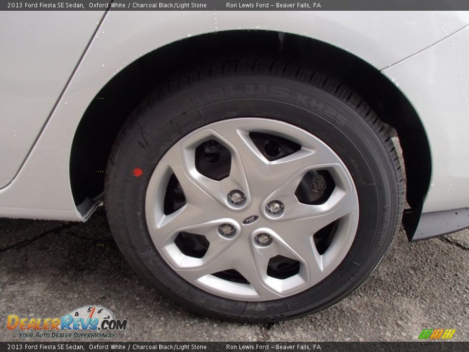 2013 Ford Fiesta SE Sedan Oxford White / Charcoal Black/Light Stone Photo #9