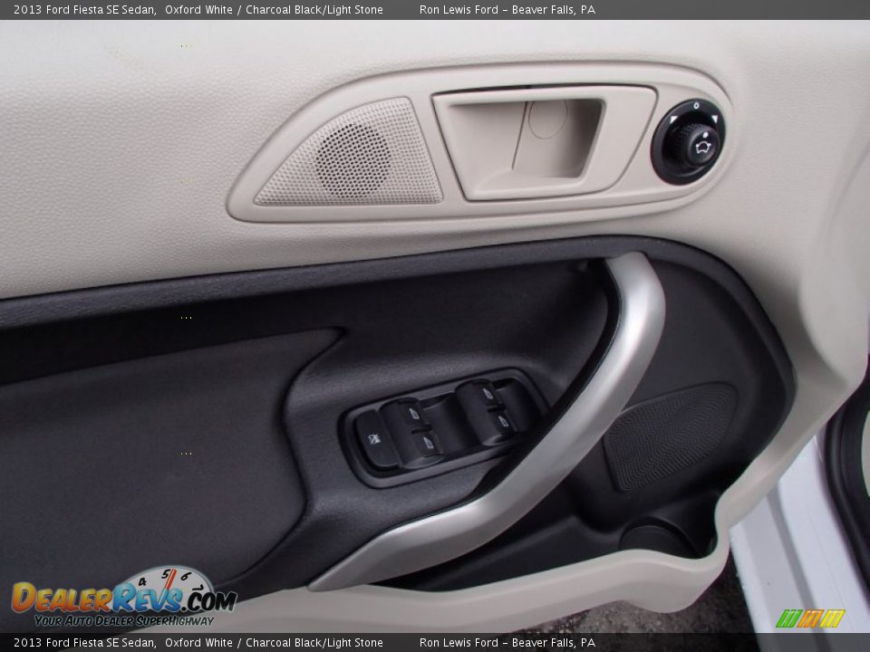 2013 Ford Fiesta SE Sedan Oxford White / Charcoal Black/Light Stone Photo #15